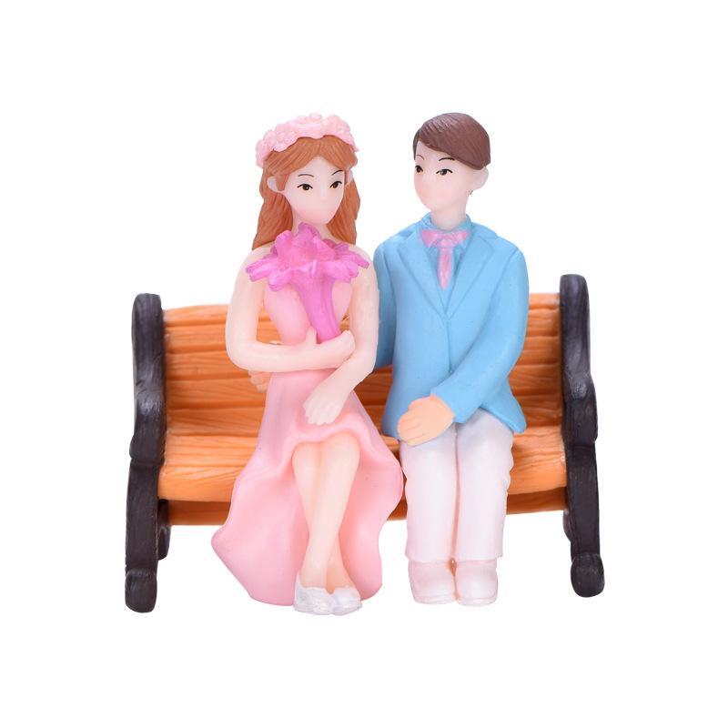 Tiểu cảnh cặp đôi ngồi ghế mini trang trí xe và bàn DIY (ZC-1290)