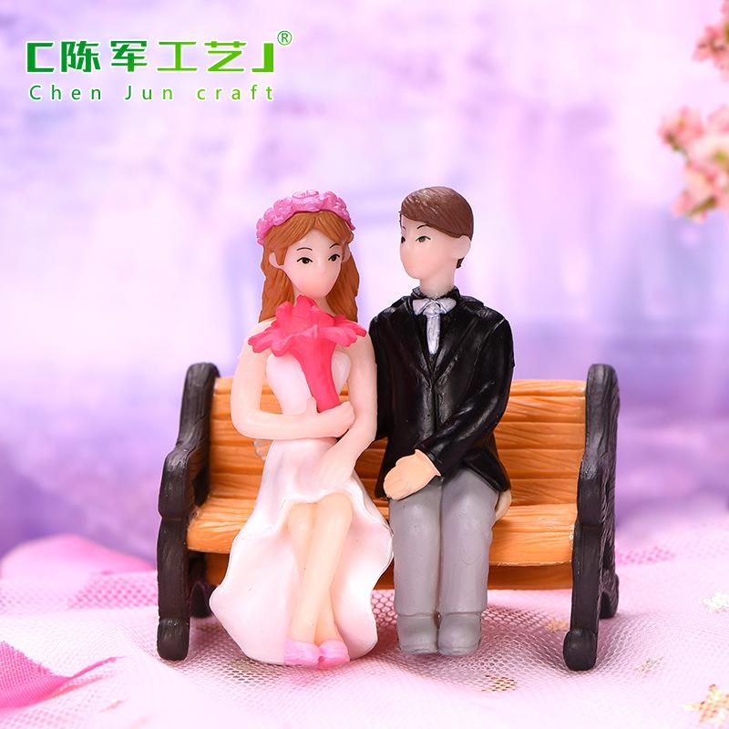 Tiểu cảnh cặp đôi ngồi ghế mini trang trí xe và bàn DIY (ZC-1290)