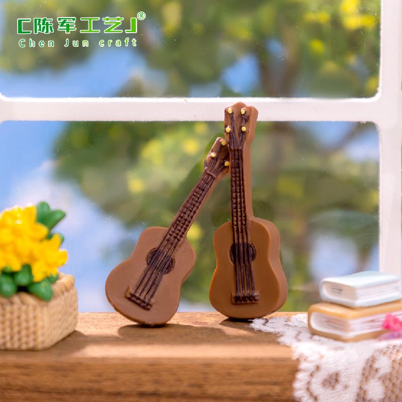 Mô hình guitar mini – Phụ kiện trang trí nhà búp bê, mô phỏng chân thực (M-1165)